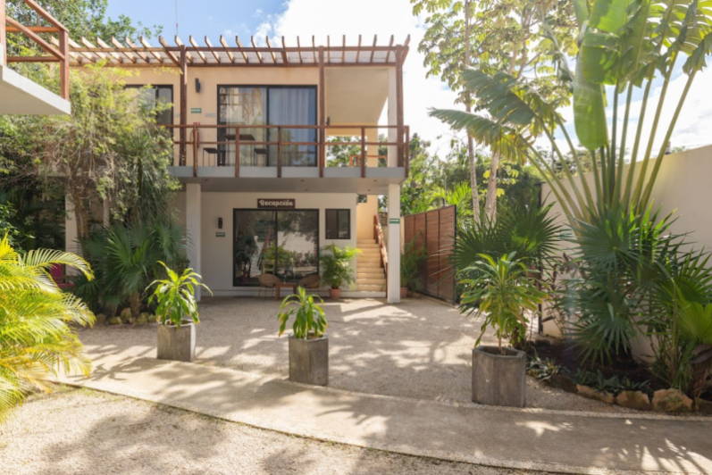 Hotel boutique con 10 suites, 11 recamaras, roof top con alberca, panel solar, amueblado y equipado,