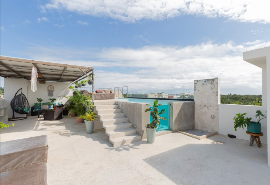 Hotel boutique con 10 suites, 11 recamaras, roof top con alberca, panel solar, amueblado y equipado,