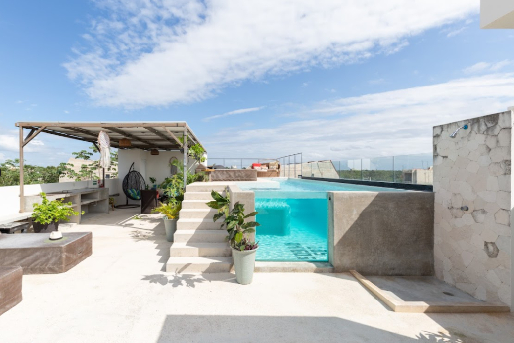 Hotel boutique con 10 suites, 11 recamaras, roof top con alberca, panel solar, amueblado y equipado,