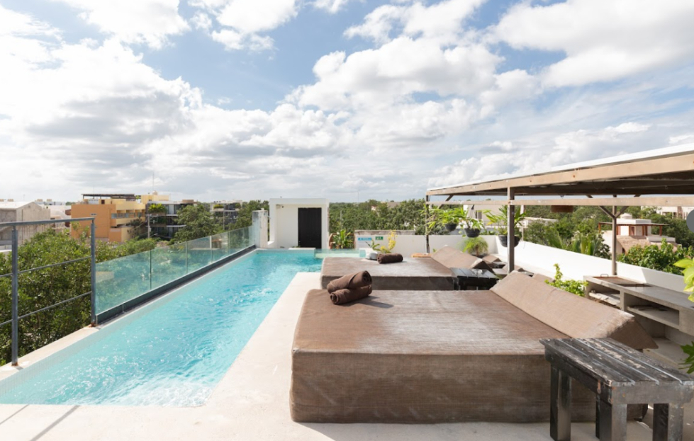 Hotel boutique con 10 suites, 11 recamaras, roof top con alberca, panel solar, amueblado y equipado,