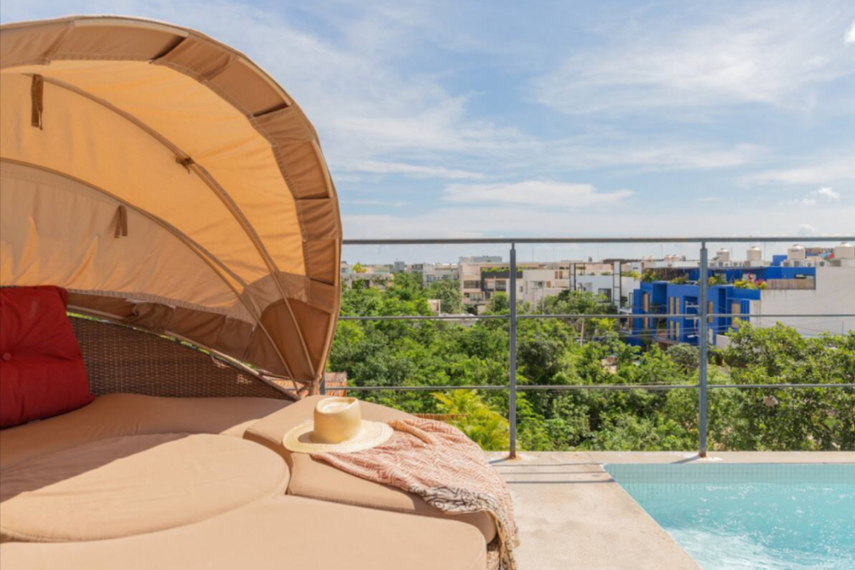 Hotel boutique con 10 suites, 11 recamaras, roof top con alberca, panel solar, amueblado y equipado,