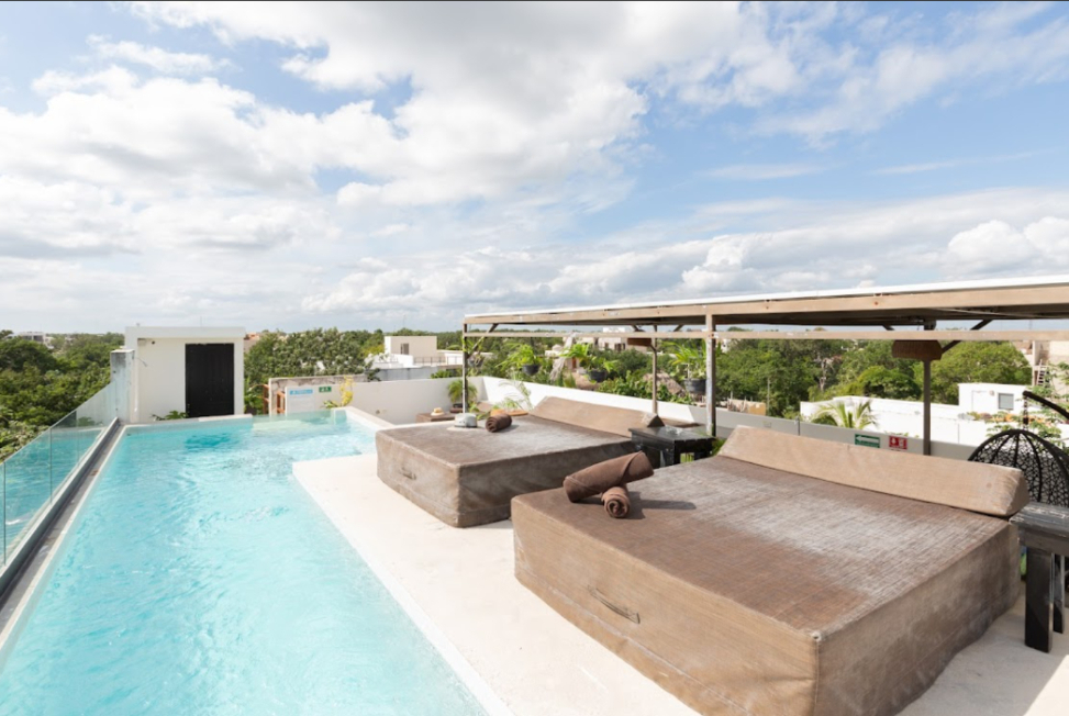 Hotel boutique con 10 suites, 11 recamaras, roof top con alberca, panel solar, amueblado y equipado,