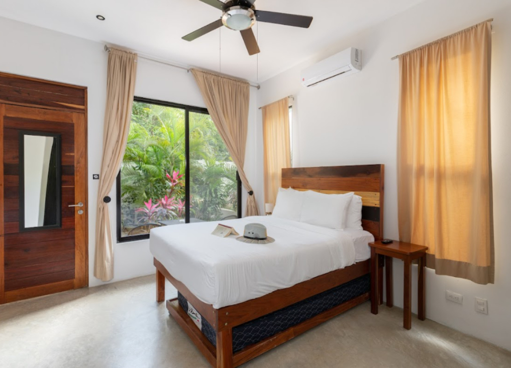 Hotel boutique con 10 suites, 11 recamaras, roof top con alberca, panel solar, amueblado y equipado,