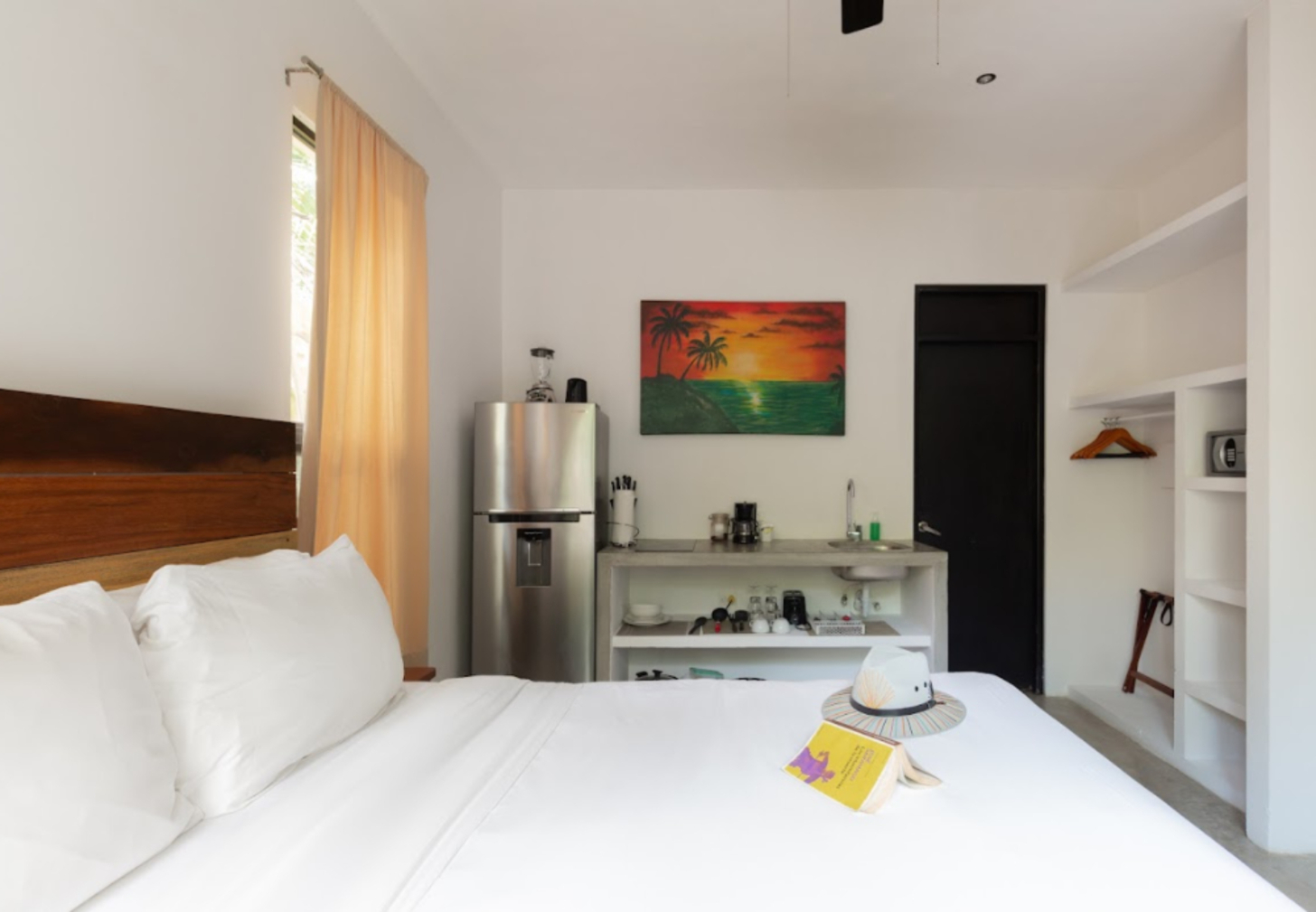 Hotel boutique con 10 suites, 11 recamaras, roof top con alberca, panel solar, amueblado y equipado,