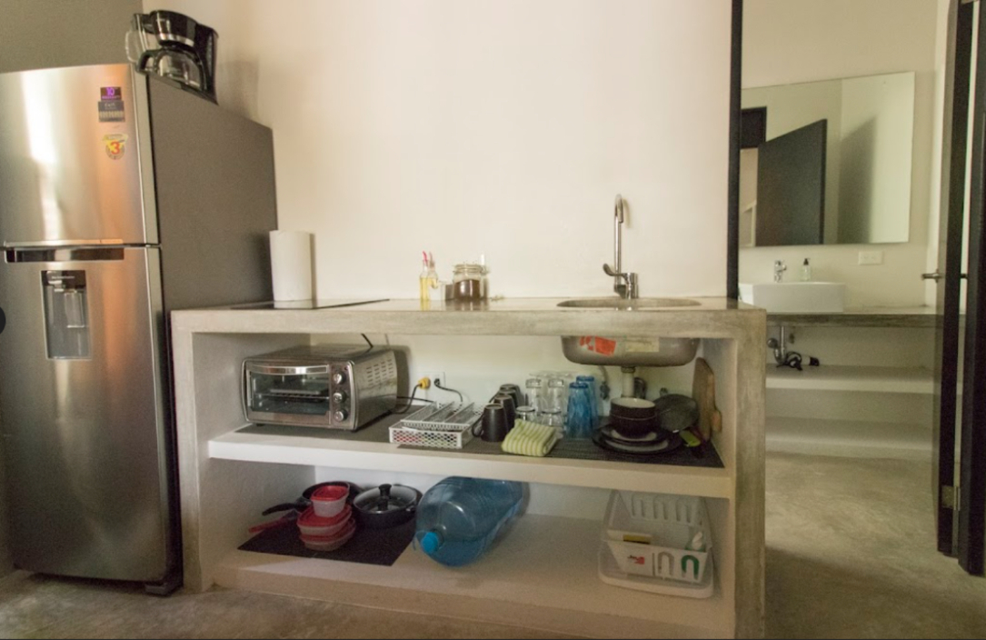 Hotel boutique con 10 suites, 11 recamaras, roof top con alberca, panel solar, amueblado y equipado,