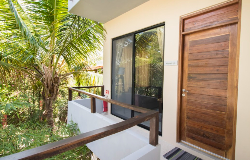 Hotel boutique con 10 suites, 11 recamaras, roof top con alberca, panel solar, amueblado y equipado,