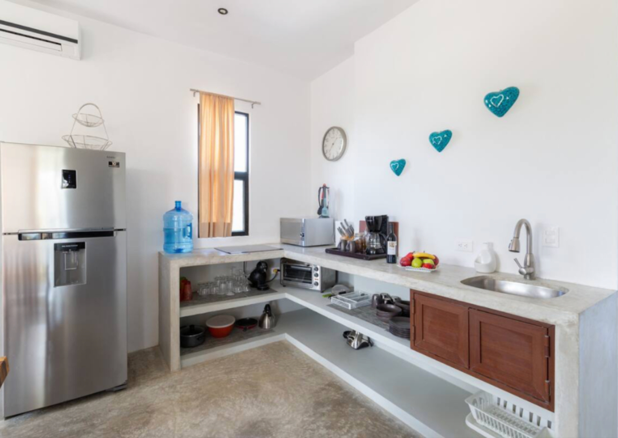 Hotel boutique con 10 suites, 11 recamaras, roof top con alberca, panel solar, amueblado y equipado,