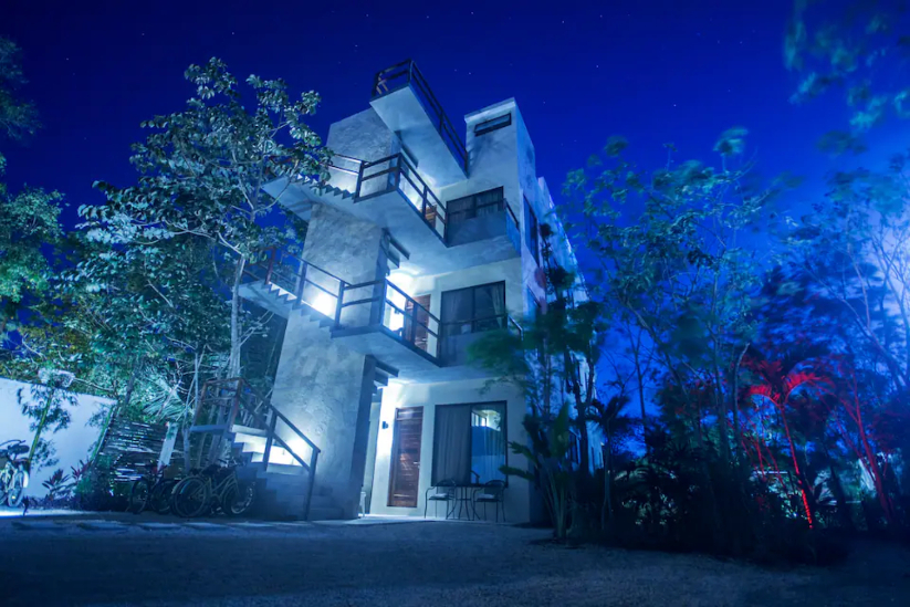 Hotel boutique con 10 suites, 11 recamaras, roof top con alberca, panel solar, amueblado y equipado,