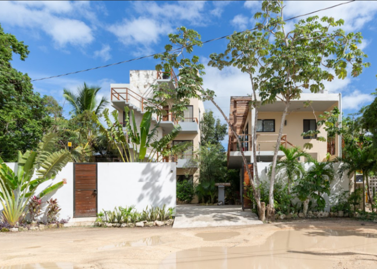 Hotel boutique con 10 suites, 11 recamaras, roof top con alberca, panel solar, amueblado y equipado,