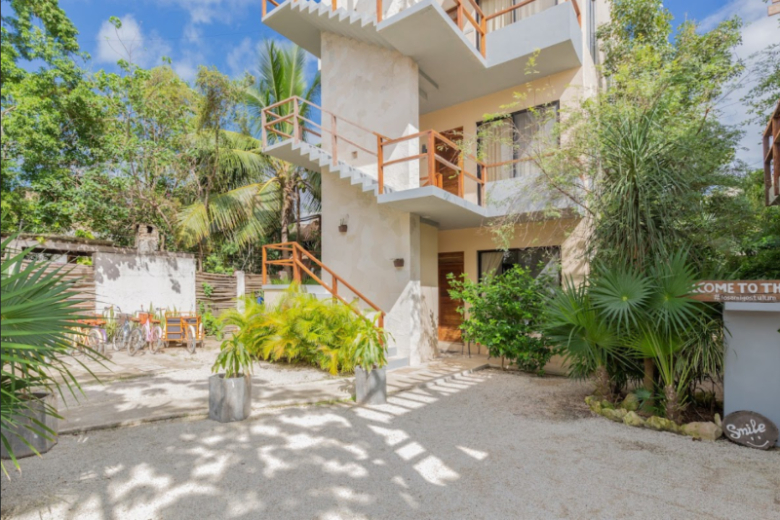 Hotel boutique con 10 suites, 11 recamaras, roof top con alberca, panel solar, amueblado y equipado,