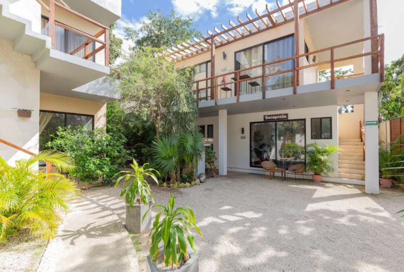 Hotel boutique con 10 suites, 11 recamaras, roof top con alberca, panel solar, amueblado y equipado,