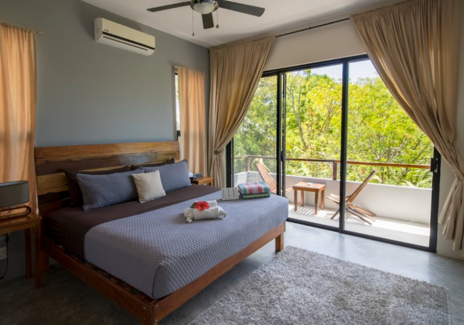 Hotel boutique con 10 suites, 11 recamaras, roof top con alberca, panel solar, amueblado y equipado,