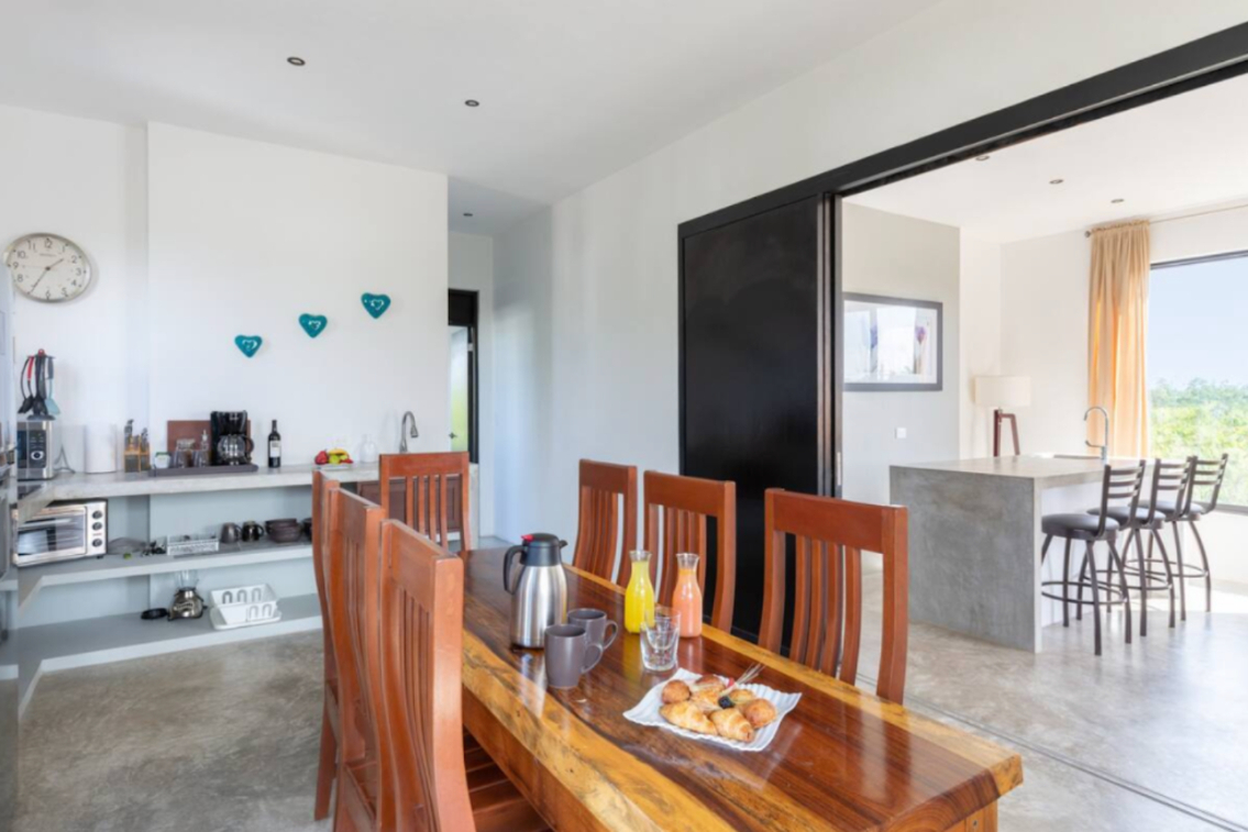 Hotel boutique con 10 suites, 11 recamaras, roof top con alberca, panel solar, amueblado y equipado,