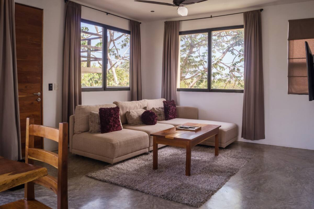 Hotel boutique con 5 suites, 6 recamaras, roof top con alberca, amueblado y equipado, en venta, La V