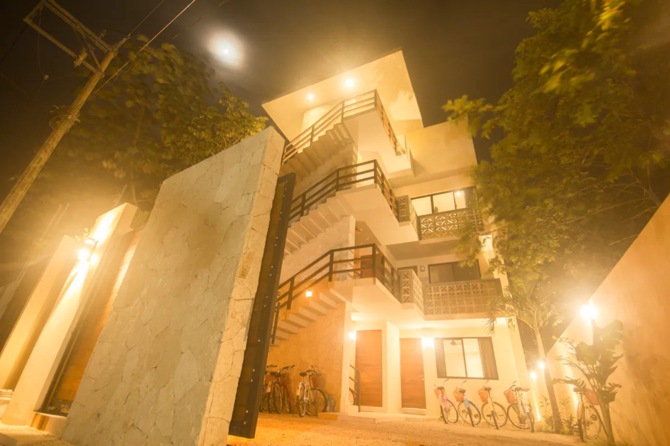 Hotel boutique con 5 suites, 6 recamaras, roof top con alberca, amueblado y equipado, en venta, La V