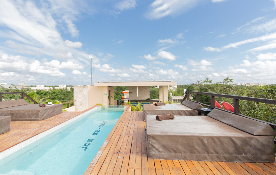 Hotel boutique con 5 suites, 6 recamaras, roof top con alberca, amueblado y equipado, en venta, La V