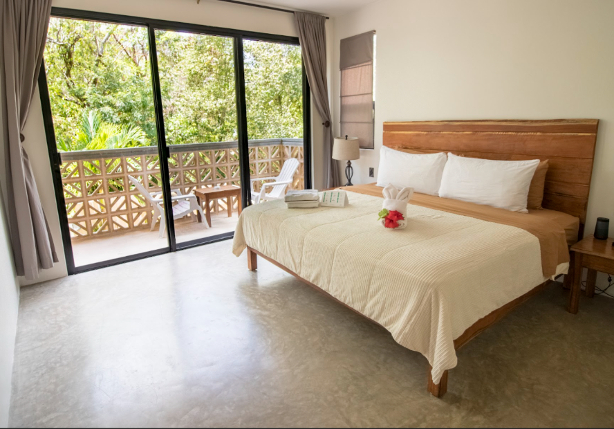 Hotel boutique con 5 suites, 6 recamaras, roof top con alberca, amueblado y equipado, en venta, La V