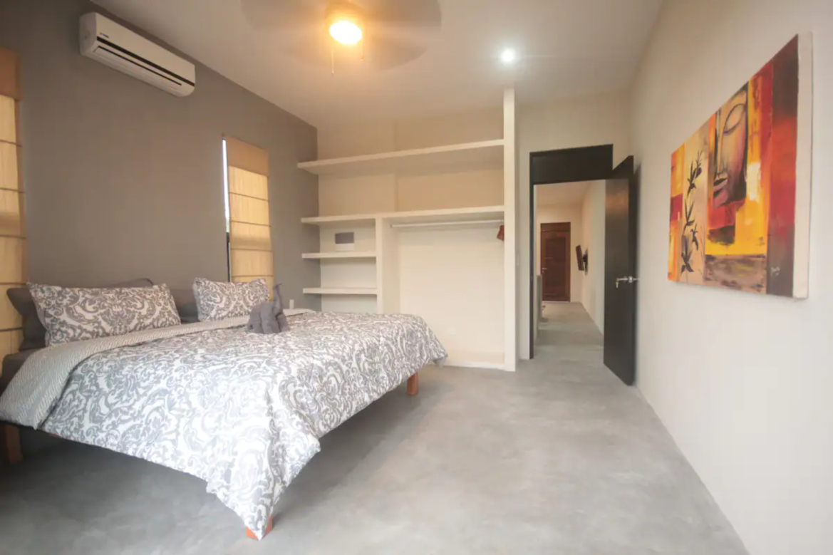 Hotel boutique con 5 suites, 6 recamaras, roof top con alberca, amueblado y equipado, en venta, La V