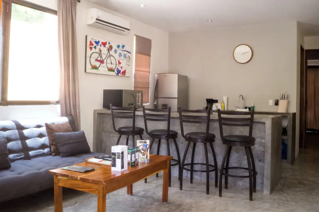 Hotel boutique con 5 suites, 6 recamaras, roof top con alberca, amueblado y equipado, en venta, La V