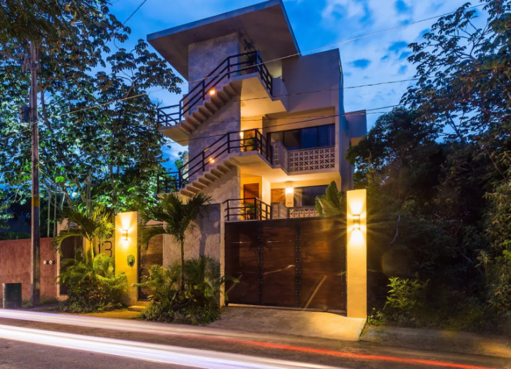 Hotel boutique con 5 suites, 6 recamaras, roof top con alberca, amueblado y equipado, en venta, La V