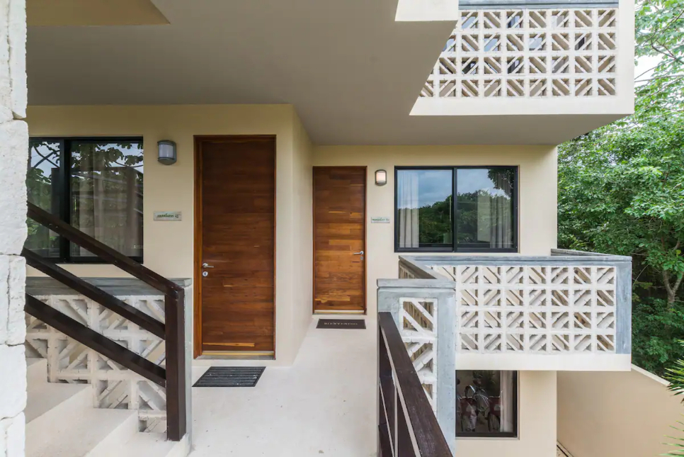 Hotel boutique con 5 suites, 6 recamaras, roof top con alberca, amueblado y equipado, en venta, La V