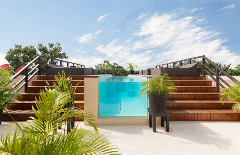 Hotel boutique con 5 suites, 6 recamaras, roof top con alberca, amueblado y equipado, en venta, La V