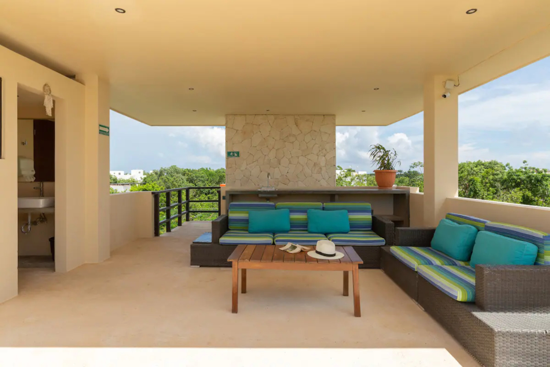 Hotel boutique con 5 suites, 6 recamaras, roof top con alberca, amueblado y equipado, en venta, La V