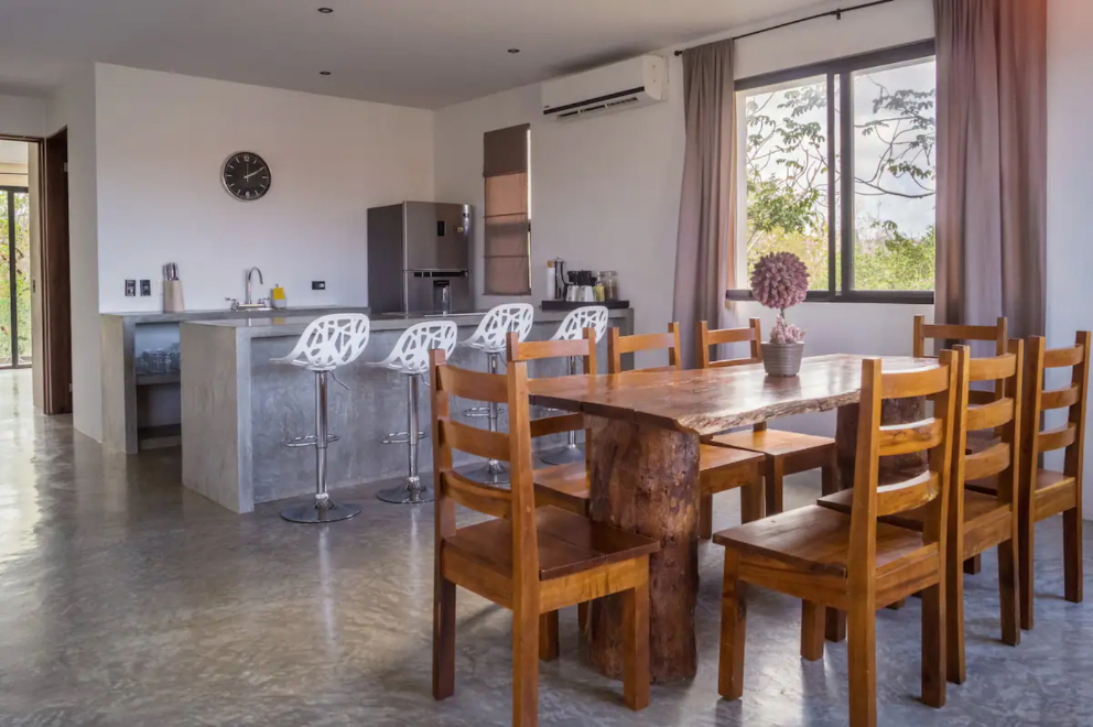 Hotel boutique con 5 suites, 6 recamaras, roof top con alberca, amueblado y equipado, en venta, La V