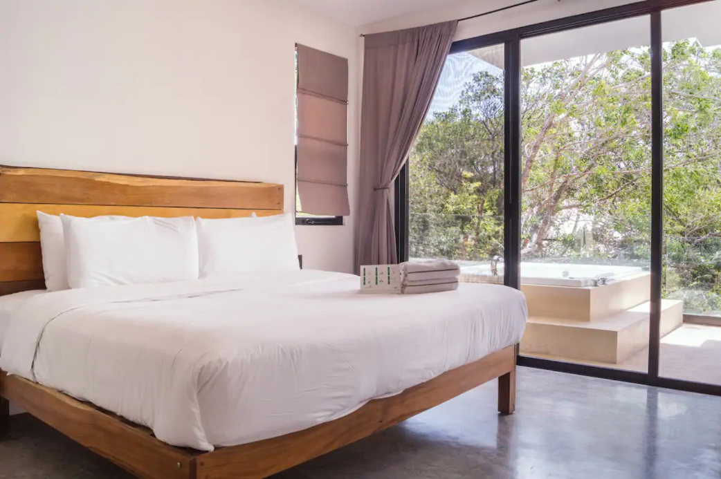 Hotel boutique con 5 suites, 6 recamaras, roof top con alberca, amueblado y equipado, en venta, La V