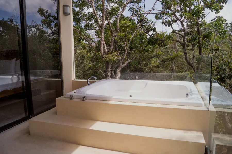 Hotel boutique con 5 suites, 6 recamaras, roof top con alberca, amueblado y equipado, en venta, La V