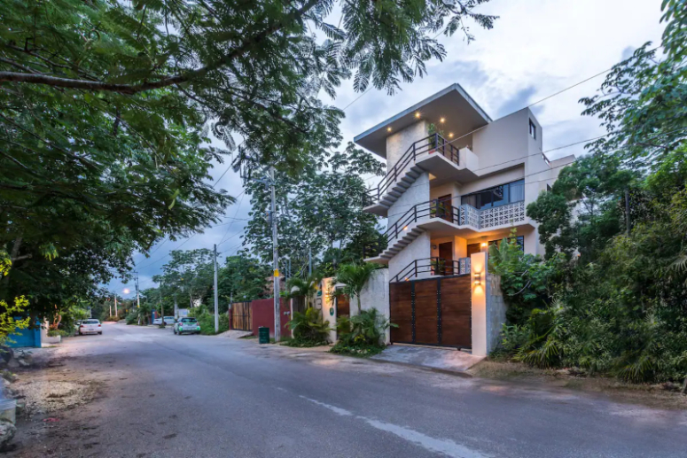 Hotel boutique con 5 suites, 6 recamaras, roof top con alberca, amueblado y equipado, en venta, La V