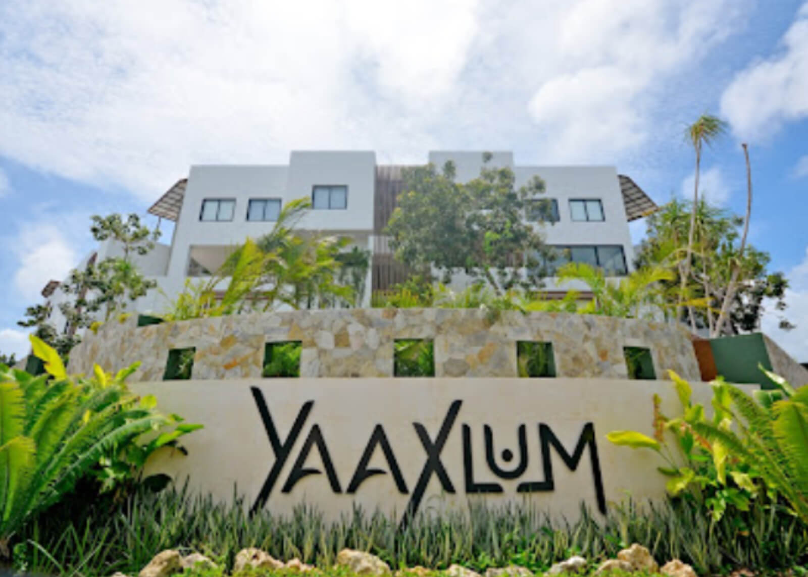 Terreno en esquina para desarrollador en venta en Region 15 Tulum multifamiliar Uso de suelo H3.