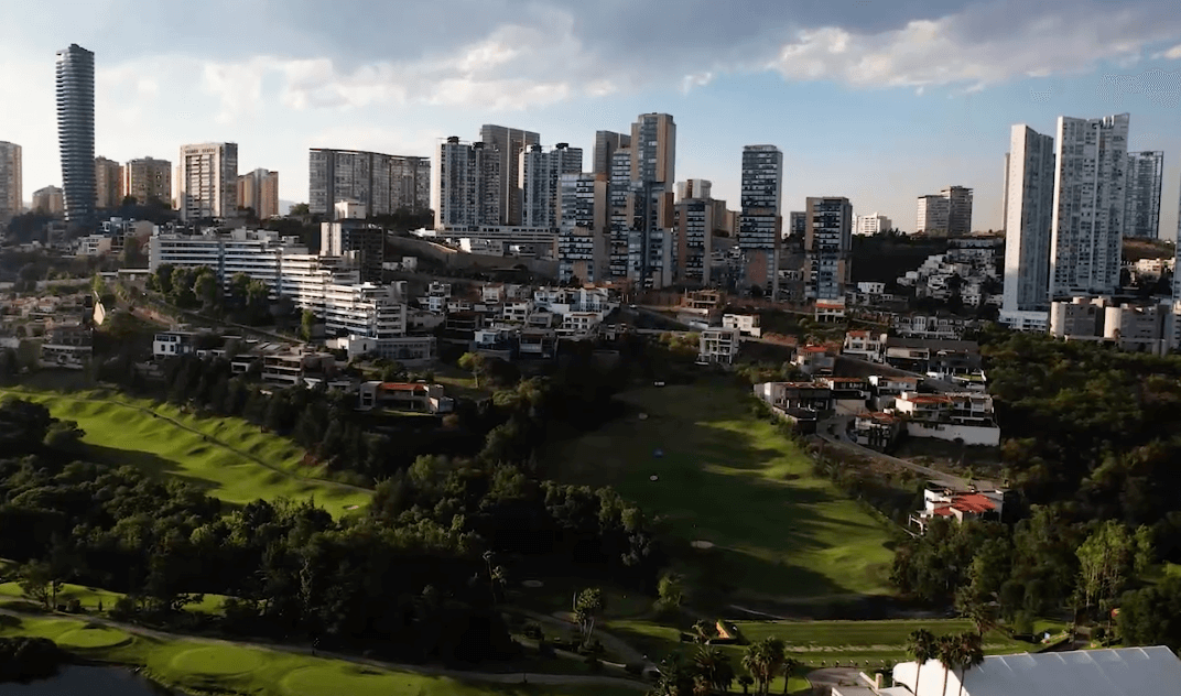 Macrolote comercial 18,190 m2 en residencial con campo de golf, venta Estado de Mexico