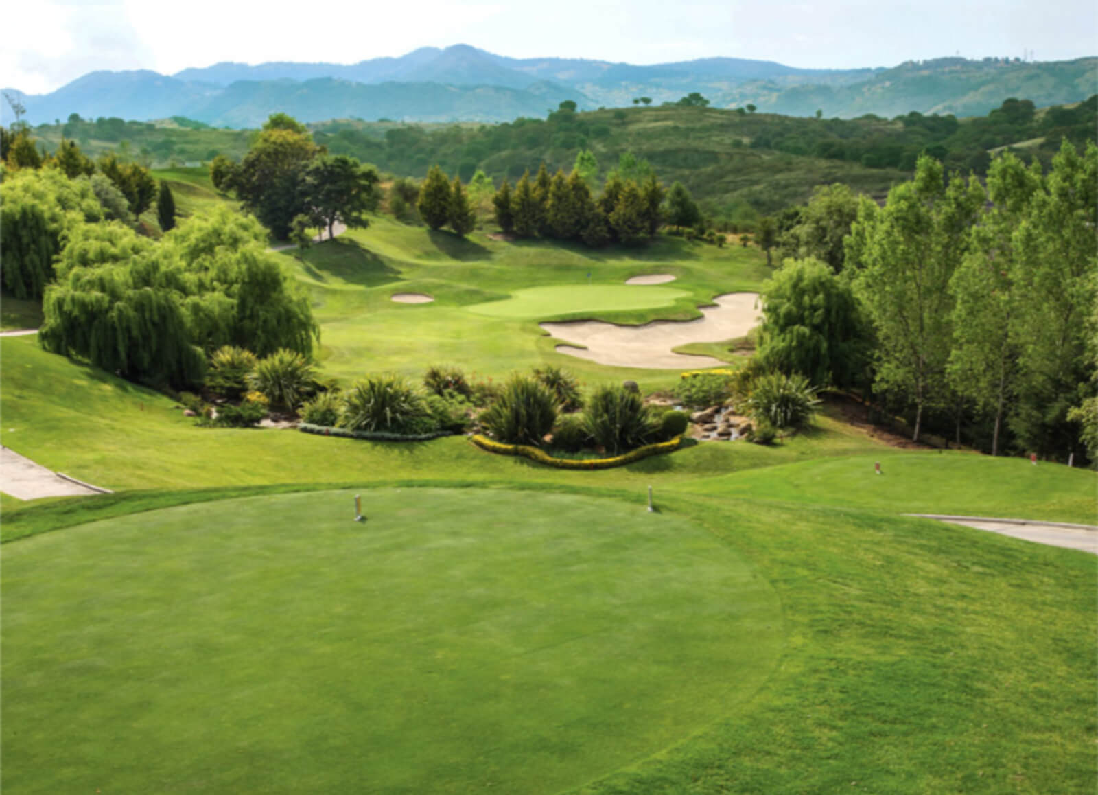 Macrolote comercial 5,702 m2, en residencial con campo de golf, venta Estado de Mexico