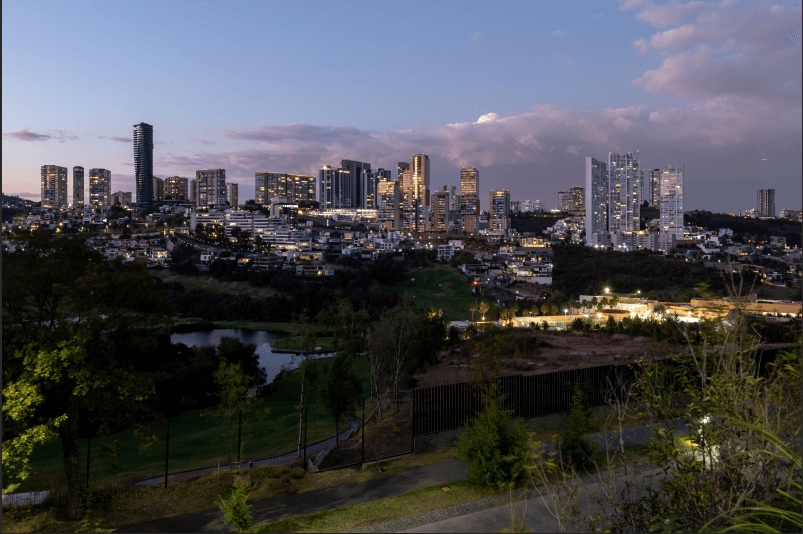 Macrolote comercial 5,702 m2, en residencial con campo de golf, venta Estado de Mexico