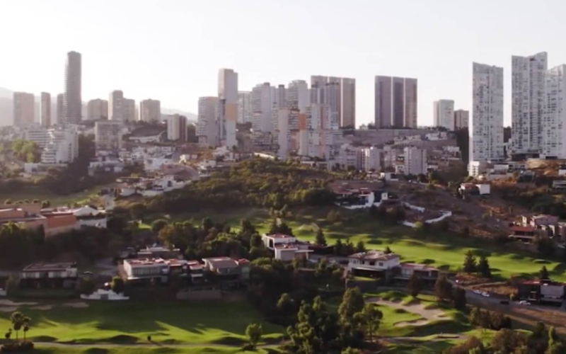 Macrolote comercial 2,326 m2 en residencial con campo de golf, venta Estado de Mexico