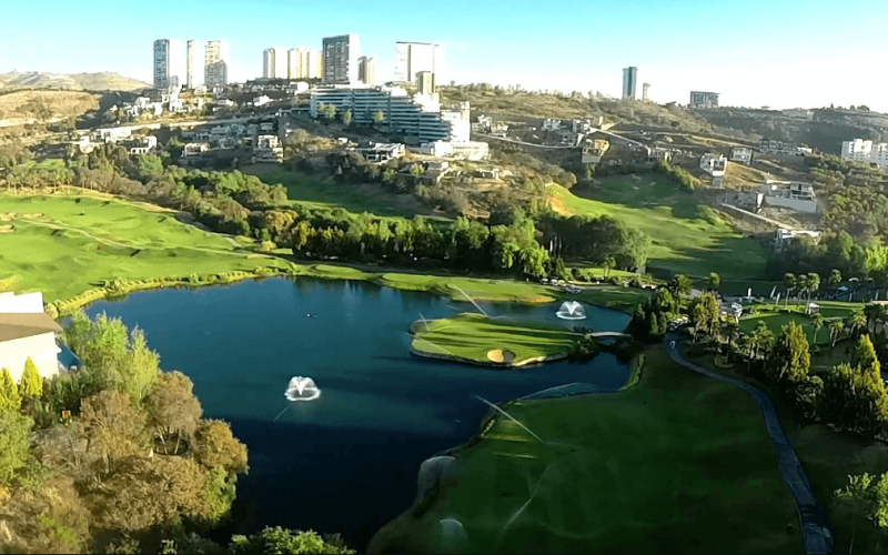 Macrolote comercial 7,332 m2, en residencial con campo de golf, venta Estado de Mexico