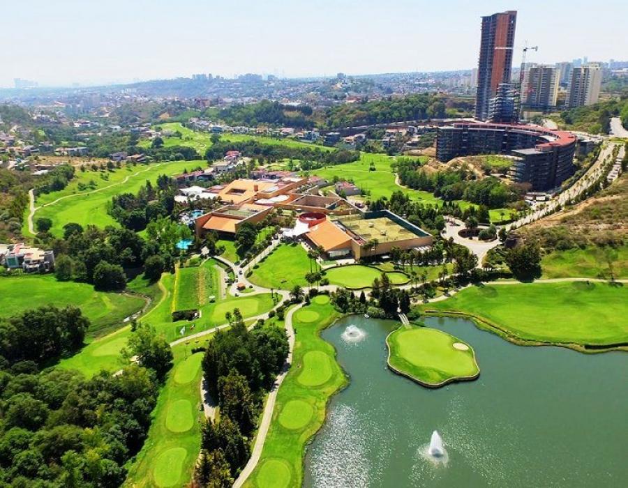 Macrolote comercial 12,477 m2 en residencial con campo de golf, venta Estado de Mexico