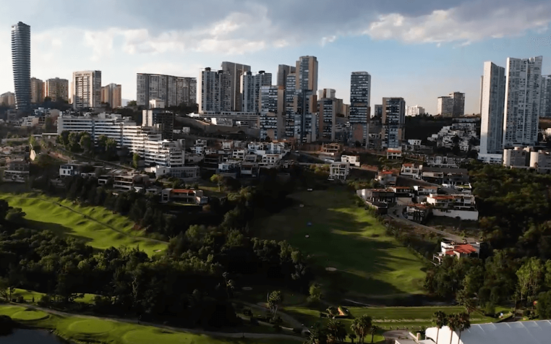 Macrolote comercial 11,114 m2, en residencial con campo de golf, venta Estado de Mexico