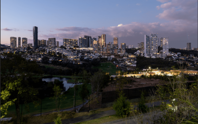 Macrolote comercial 3,903 m2, en residencial con campo de golf, venta Estado de Mexico