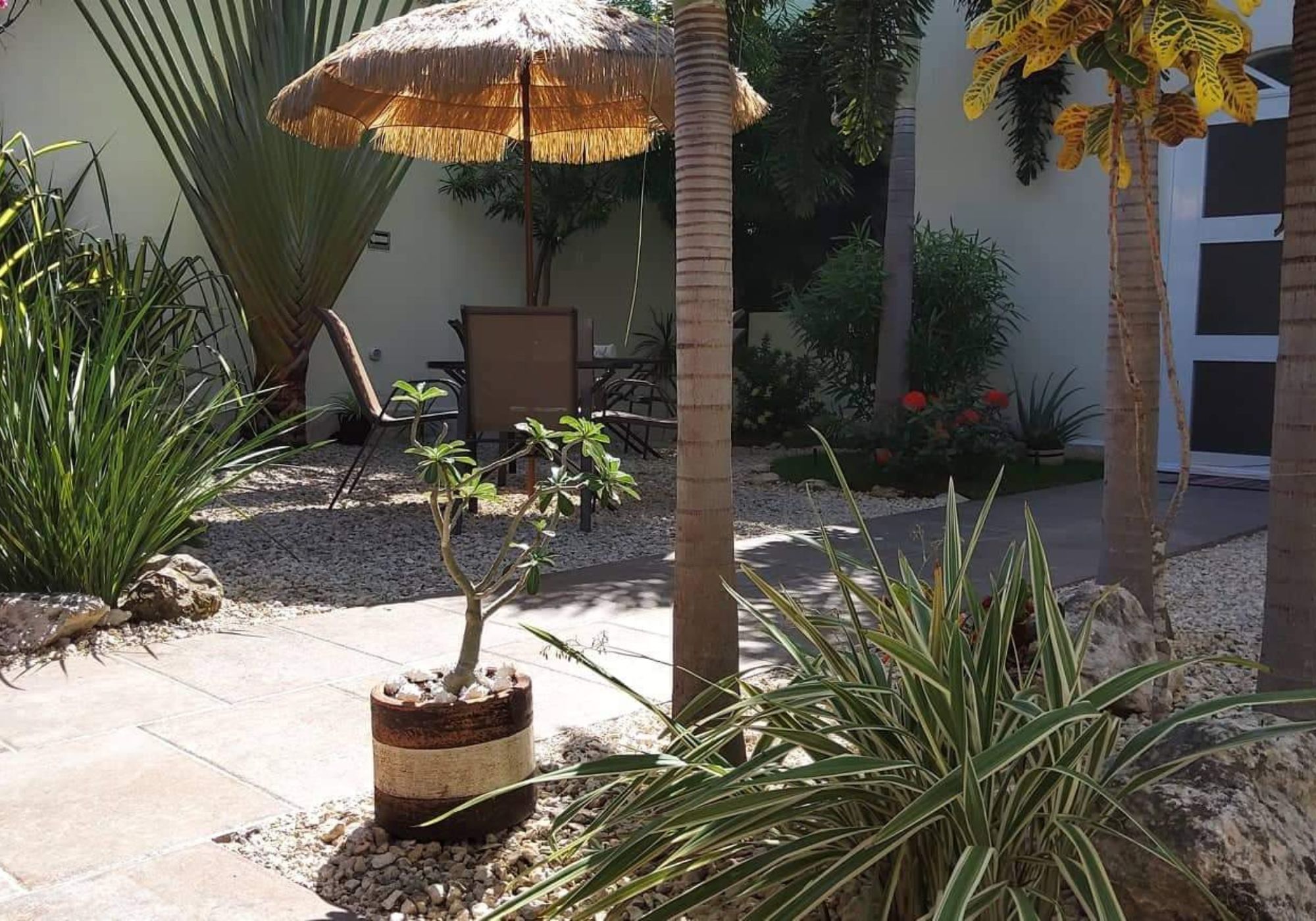 Hotel en operaci&oacute;n, a unos minutos de la playa, en venta Playa del Carmen.