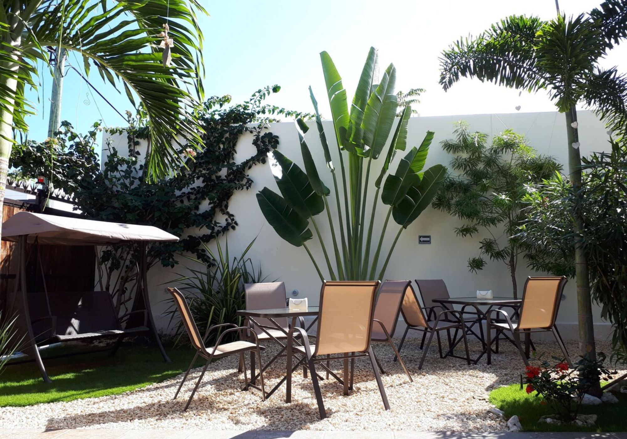 Hotel en operaci&oacute;n, a unos minutos de la playa, en venta Playa del Carmen.