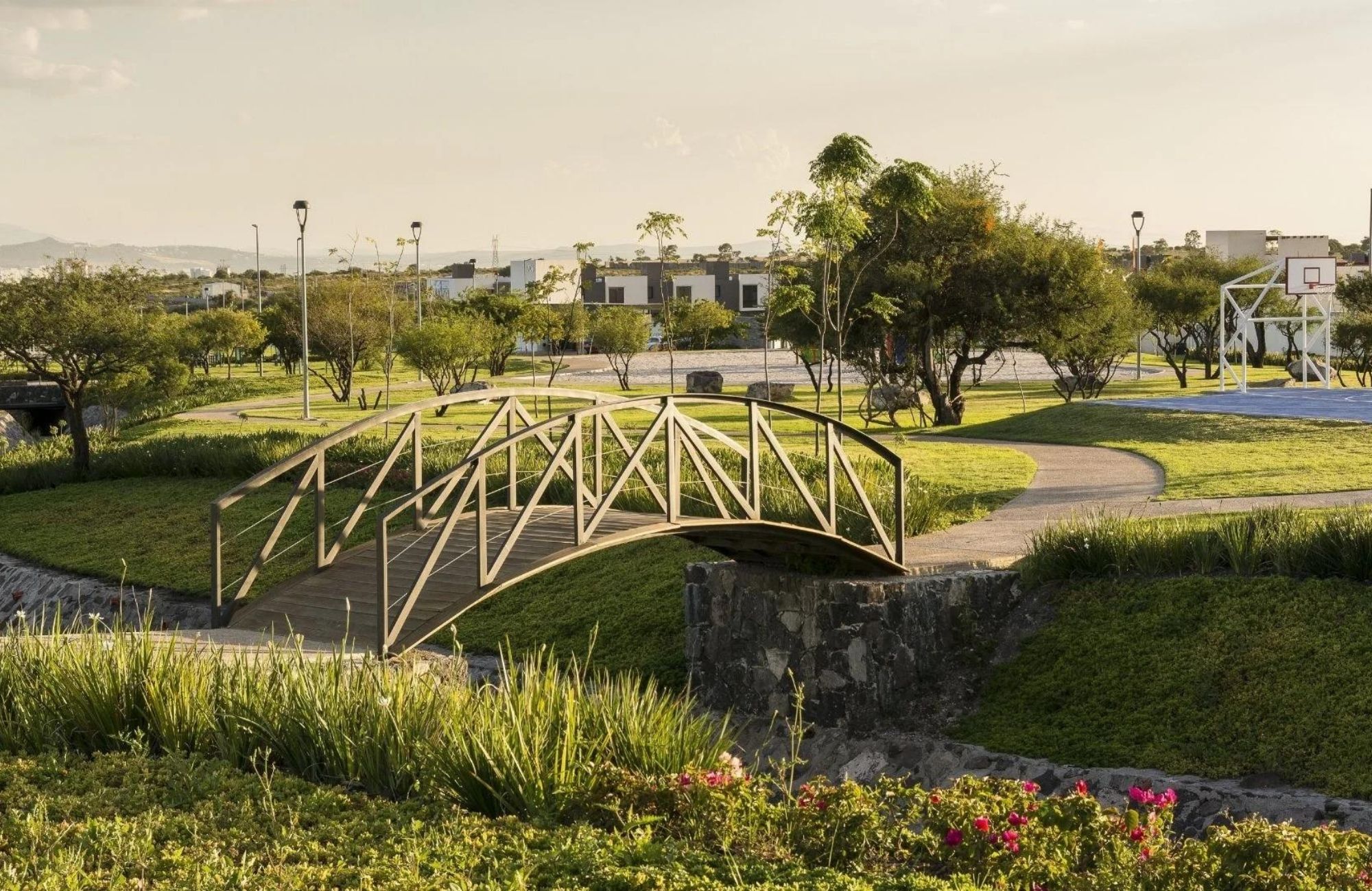 Macrolote multifamiliar de 30,528 m2, en venta El Refugio Quer&eacute;taro.