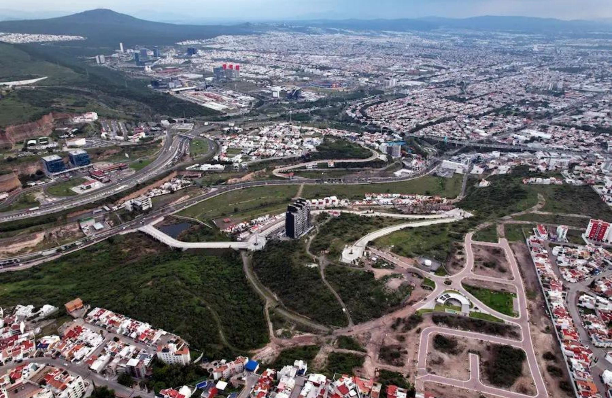 Macrolote mixto de 5,327 m2 en desarrollo urbano vertical, venta Quer&eacute;taro.