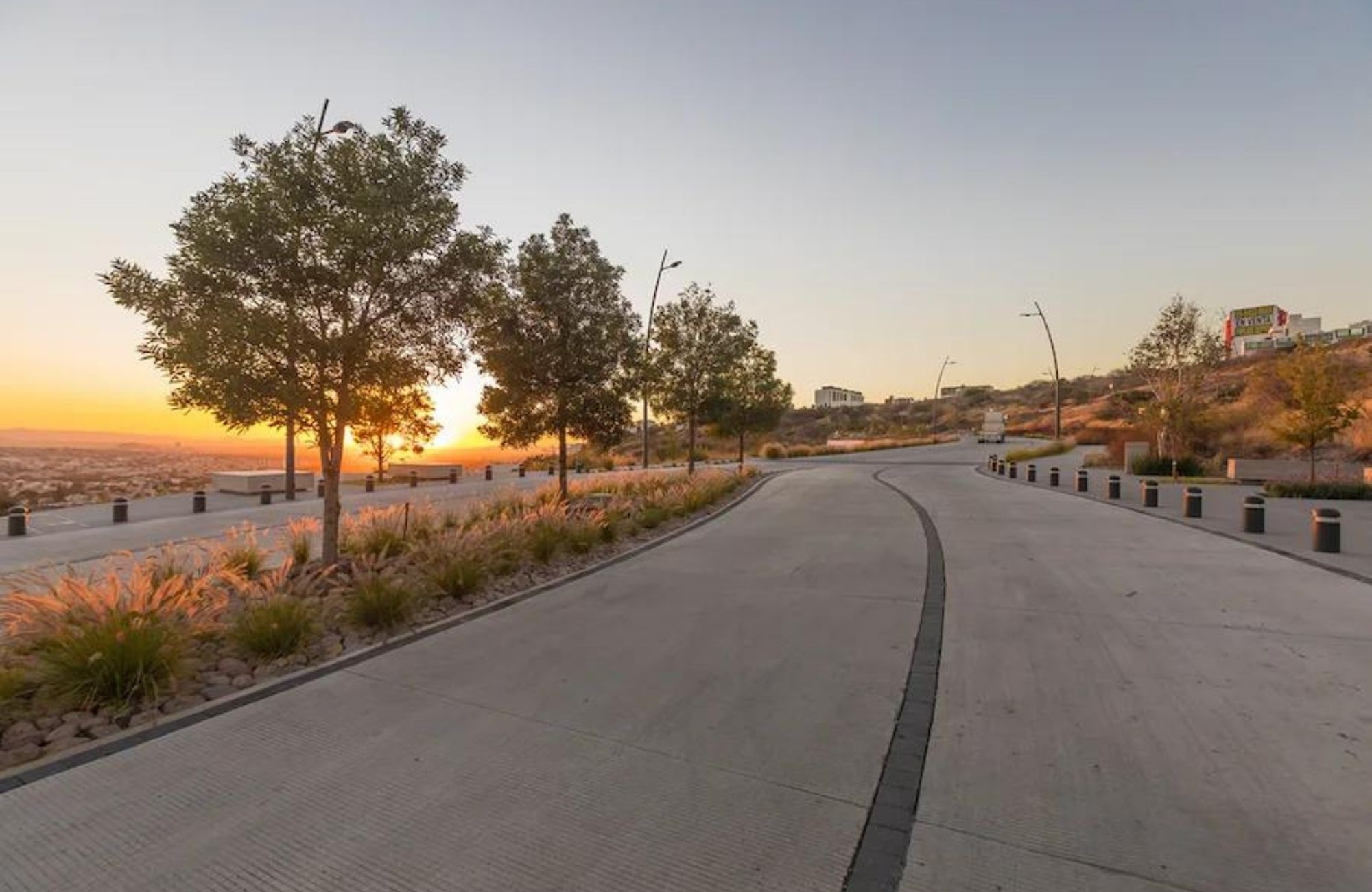 Macrolote mixto de 10,040 m2 en desarrollo urbano vertical, venta Quer&eacute;taro.