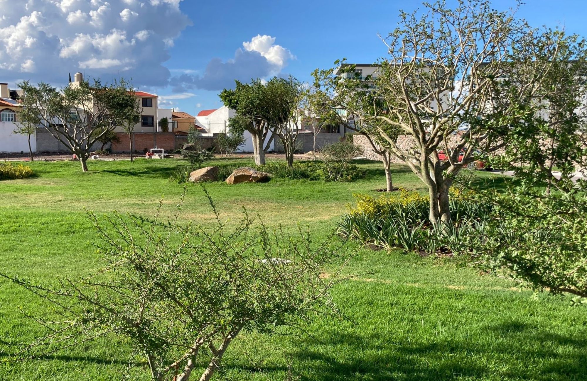 Macrolote mixto de 10,040 m2 en desarrollo urbano vertical, venta Quer&eacute;taro.