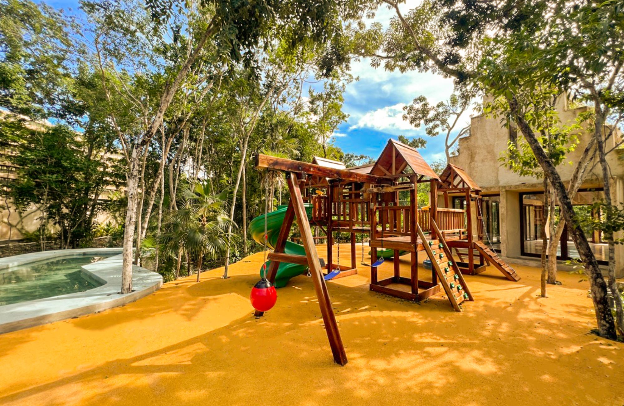 Macrolote premium de 1,788 m2, en residencial privado, en venta Tulum.