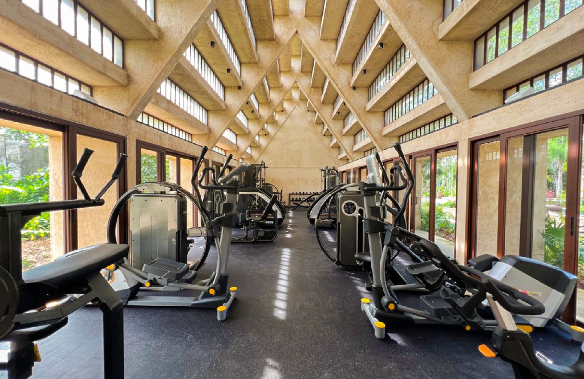 Macrolote multifamiliar de 951 m2, en residencial privado, en venta Tulum