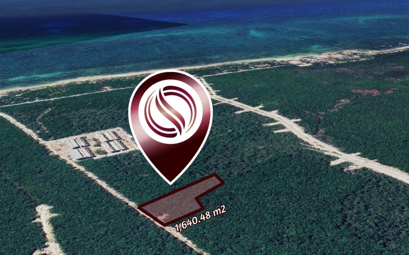 Terreno multifamiliar de 1,640 m2 a minutos del mar, en venta Aldea Zama Tulum.