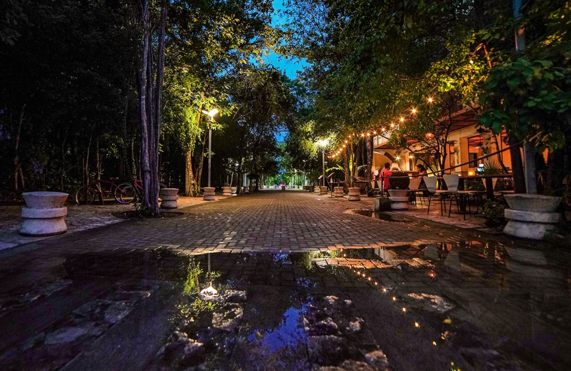 Terreno multifamiliar de 5,055 m2 a minutos del mar, en venta Aldea Zama Tulum.